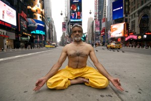 New York. 06/10/2007. Sri Dharma Mittra poses for pictures at Thimes Square. Photo Claudio Versiani.